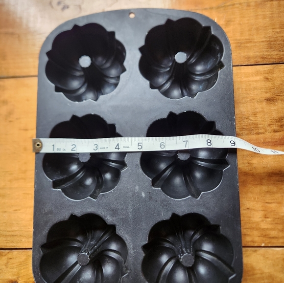 Vintage Nordic Ware Bundt 6 Fluted Muffin Pan Orange #4 Aluminum Bundtlette Pan - Picture 5 of 11